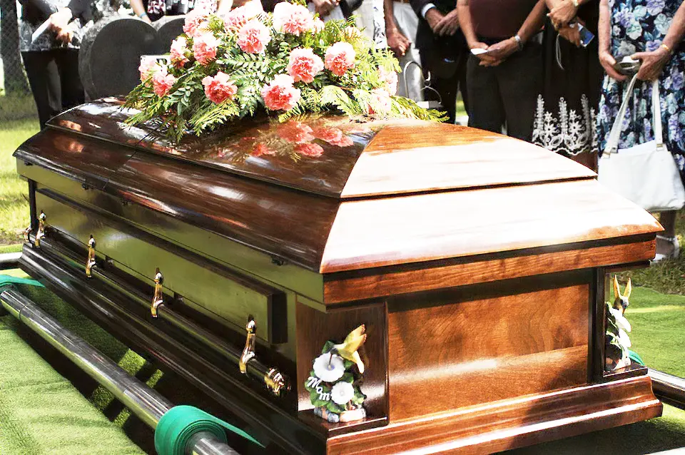 Erd-/Sargbestattung im Beisein Angehöriger