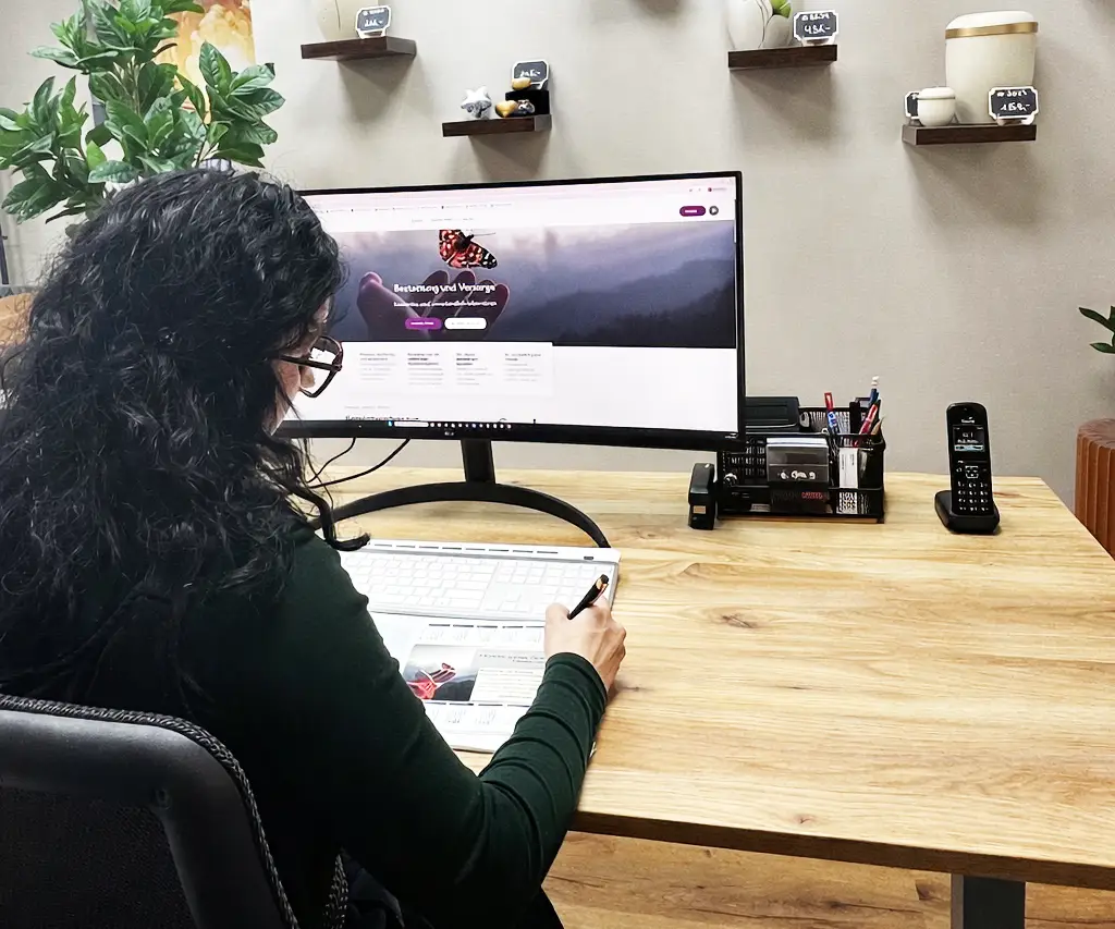 Tanja am Schreibtisch