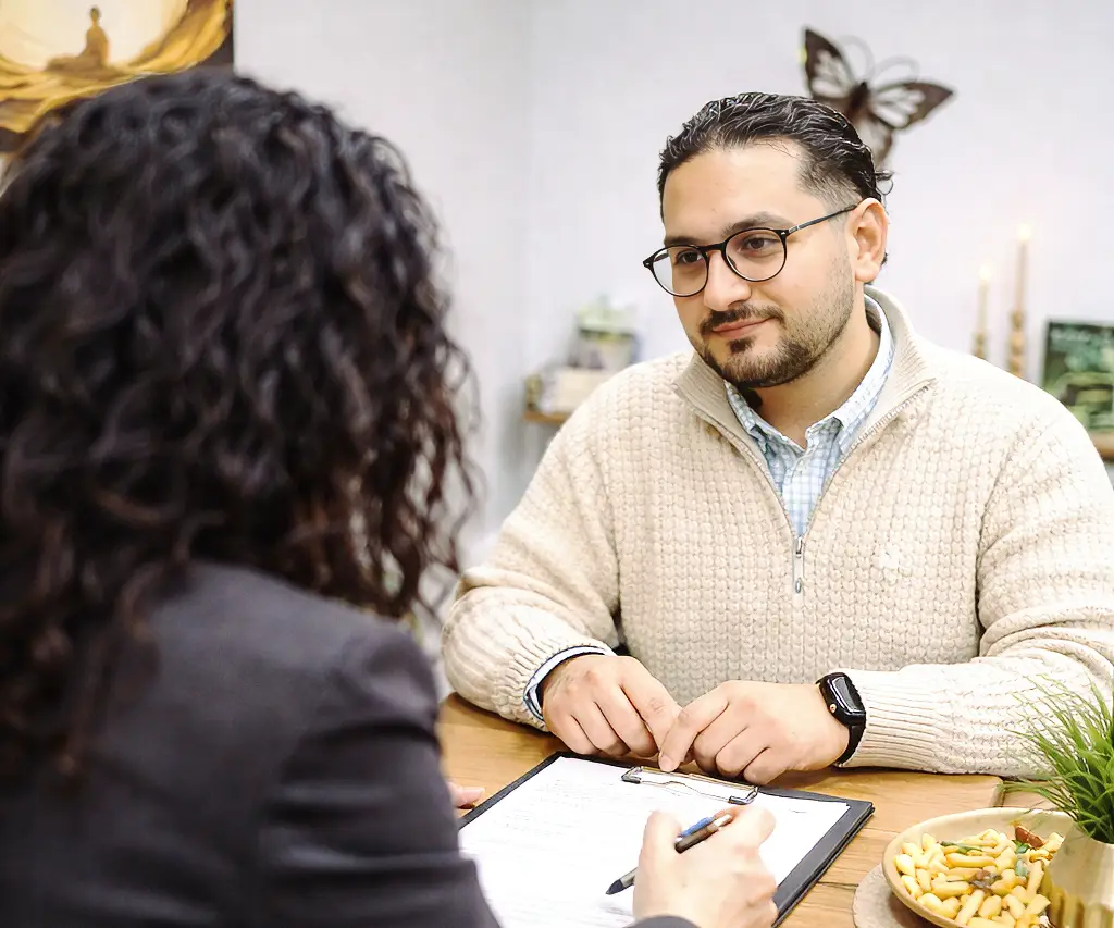 Tanja und Sinan am Beratungstisch